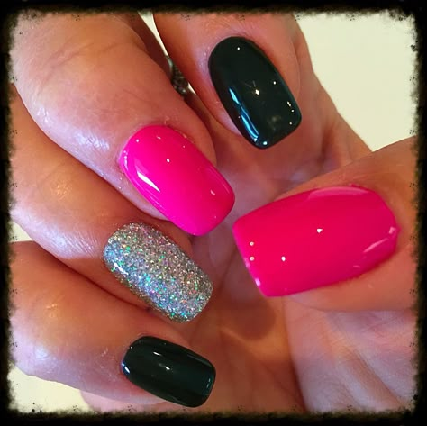 Pink And Black Dip Nail Ideas, Vegas Nails Ideas Short, Bright Pink And Black Nails, Pink Black And Silver Nails, Hot Pink And Black Nails Acrylics, Sparkle Nails Pink, Black And Hot Pink Nails, Hot Pink And Black Nails, Nails Pink Black