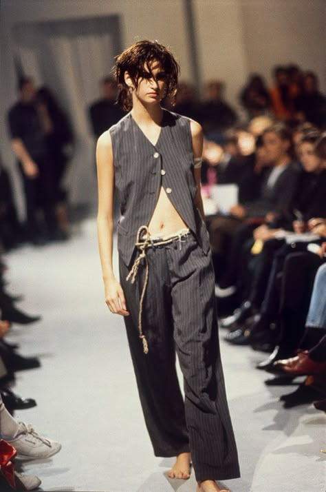 Ann Demeulemeester -- s/s 1992 Ann Demeulemeester 90s, Ann Demeulemeester Menswear, Archive Fashion, Minimal Look, Androgynous Fashion, Ann Demeulemeester, Fashion Images, 90s Fashion, Runway Fashion