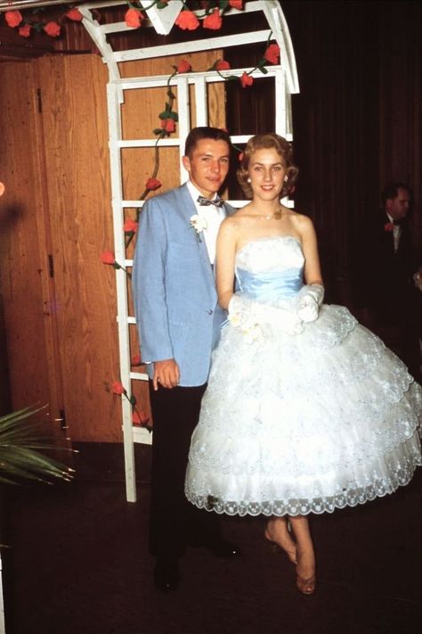 46 Lovely Portrait Photos of Couples From the 1950s 1950s Prom, 1950s Prom Dress, Colorful Gown, Zombie Prom, 50s Prom, Teenage Memories, Vintage Prom Dresses, Fifties Style, School Formal