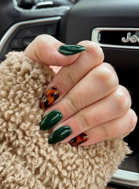 Fall Nails Almond, Classy Acrylic, Kutek Disney, Brown Nails Design, Dark Green Nails, Colourful Nails, Green Nail Art, Maroon Nails, Green Nail Designs