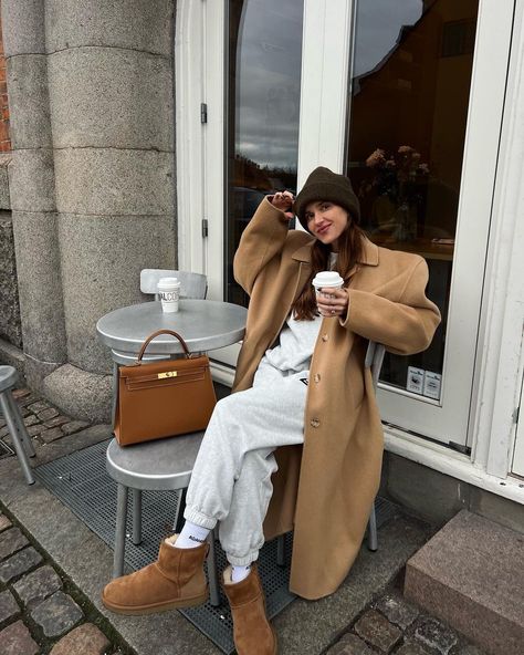 How To Style Sweatpants, Uggs Outfit Winter, Amsterdam Outfit, Ugg Outfits, Sweatpants Outfit Ideas, Mini Uggs, Outfit With Uggs, Uggs Outfits, Pernille Teisbaek