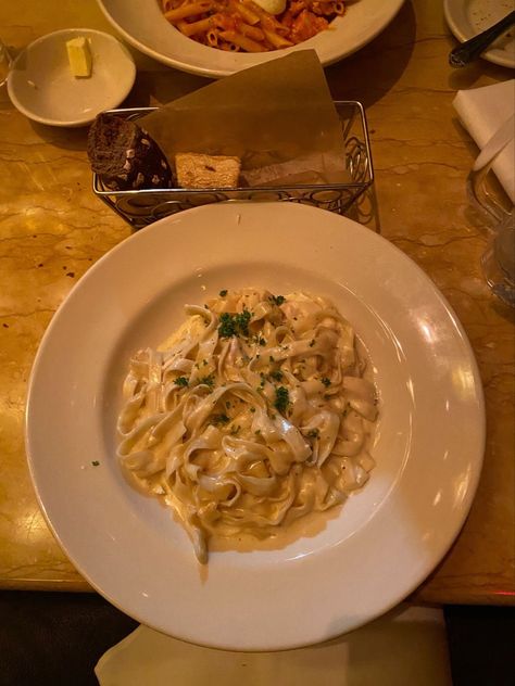 Delicious alfredo pasta from cheesecake factory 😋 Fettucini Alfredo Aesthetic, Cheesecake Factory Aesthetic, Alfredo Pasta Aesthetic, Alfredo Aesthetic, Cheesecake Factory Menu, Cheescake Factory, Cheesecake Factory Pasta, Fettucini Alfredo, Dinner Date Aesthetic