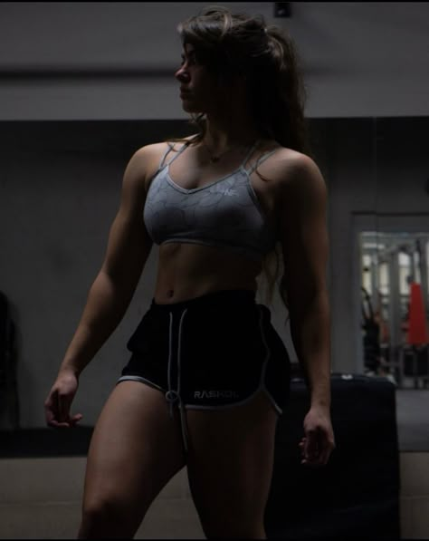 Bulky Women Muscle, Thick Muscular Build, Strong Woman Aesthetic Fitness, Female Gym Aesthetic, Gym Pictures Ideas Women, Chubby Muscular Build, Buff Woman Reference, Buff Lady, Muscle Mommy Aesthetic