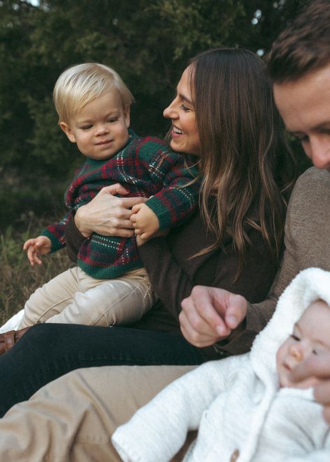 Holiday Family Photoshoot Outfit Ideas - Tips For Unique Christmas Photos — Dallas Family Photographer | Lauren Peterson Photography Outdoor Xmas Family Photos, Easy Christmas Family Pictures, Winter Greenhouse Family Photoshoot, Family Of 3 Holiday Photos, Santa Pictures Family Outfits, Outdoor Holiday Photoshoot Outfit, Christmas Family Photoshoot 2024, Casual Family Christmas Pictures, Moody Winter Family Photos