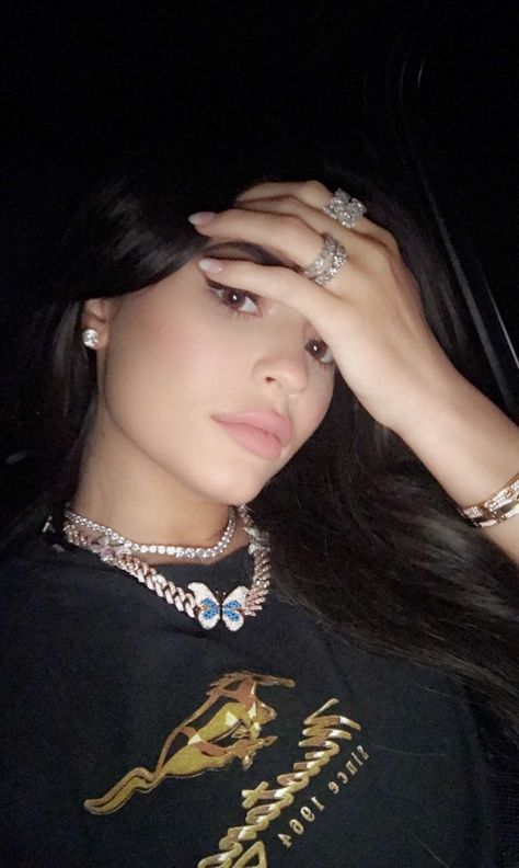 💎 Kylie Jenner Necklace, Kylie Jenner Jewelry, Kylie Outfits, Maquillage Kylie Jenner, Kylie Jenner Icons, Models Catwalk, Girly Casual, Kylie Jenner Lips, Kylie Lip Kit