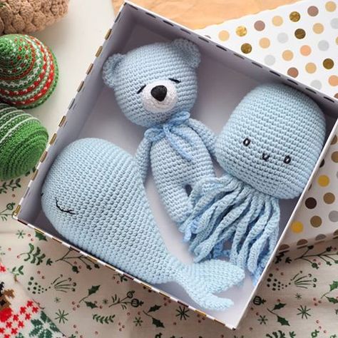 Crochet Baby Gifts, Baby Gift Hampers, Kit Bebe, Crochet Baby Toys, Baby Crafts, Crochet Toys Patterns, Knitted Toys, Newborn Gifts, Crochet Gifts