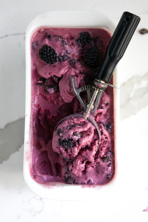 Easy, creamy, No-Churn Blackberry and Chocolate Chunk Ice Cream #icecream #blackberry #homemade #dessert #chocolate Blackberry Ice Cream, Frozen Treats Recipes, Blog Aesthetic, Churn Ice Cream, Yogurt Popsicles, Ice Cream Yogurt, Food Art Photography, Homemade Dessert, Fruity Recipes