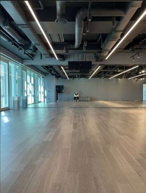 Minho Jyp Entertainment Dance Studio, Kpop Dance Studio, Studio Dance Room Kpop, Dance Studio Aesthetic, Hybe Entertainment, Home Studio Ideas, Dance Major, Hypebeast Room, Dance Rooms