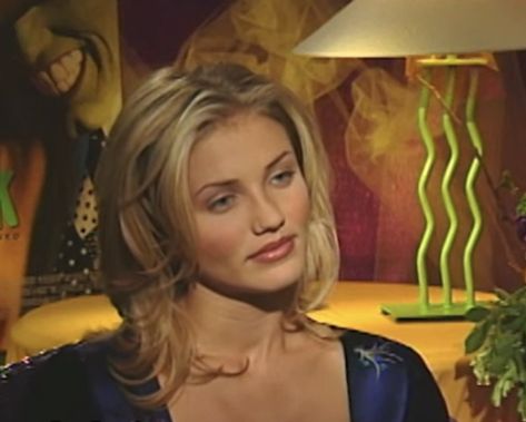 Cameron Diaz The Holiday Hair, Cameron Diaz 2000s, The Holiday Cameron Diaz, Young Cameron Diaz, Cameron Diaz Short Hair, Cameron Diaz Hair, 1990s Hair, Lob Cut, Kendall Jenner Face