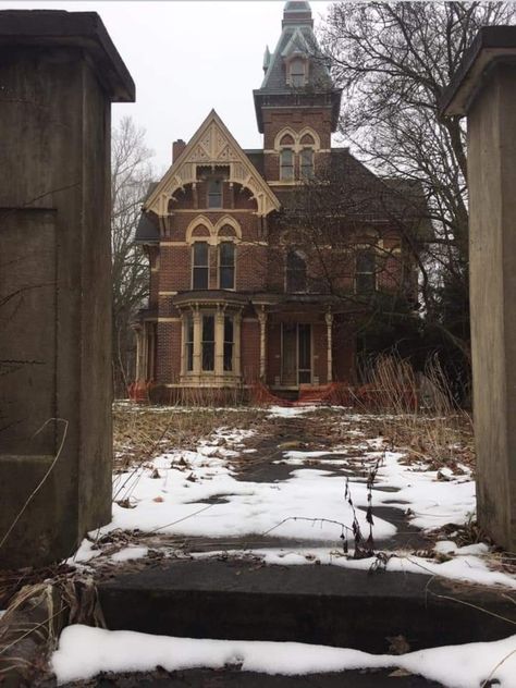 Old Houses Aesthetic, Victorian Orphanage Aesthetic, Winter Victorian House, Dark Academia House Exterior, 1800s Houses Victorian Era, Gloomy Victorian House, Dark Academia House, Snowy Victorian House, Academia House