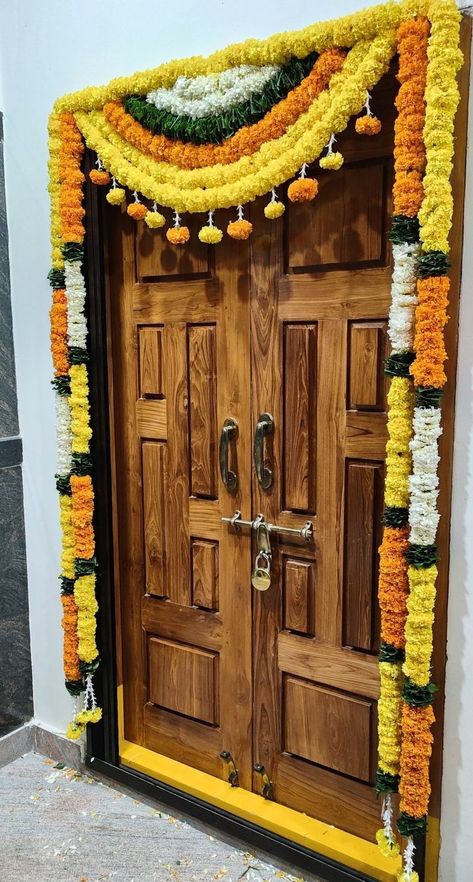 Main Gate Diwali Decoration, Diwali Gate Decorations At Home, Pooja Room Door Flower Decoration, Flower Door Decorations Indian, Main Gate Flower Decoration, Home Door Flower Decoration, Main Door Flower Decoration Ideas Indian, Diwali Main Door Decoration, Front Door Flower Decoration Indian