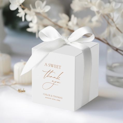 Looking for the perfect way to thank your guests? Our Wedding Favor Boxes are elegant, stylish, and customizable to match your special day. Surprise your guests with a sweet treat inside these beautiful boxes. #weddingfavor #favorboxes #weddinggifts #weddingideas #bridalshower #weddingdecor #partyfavors #customfavors #weddingdetails #weddinginspiration Cookie Box Wedding Favor, Thank You Gift Wedding, Wedding Favor Boxes Elegant, Classy Wedding Favors, Favors Table, Wedding Favor Box, Bridal Boxes, Elegant Wedding Favors, Wedding Box