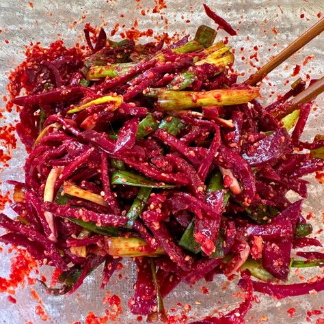 Carrot Kimchi Recipe, Fresh Kimchi, Nut Dessert, Beetroot Recipes, Korean Kitchen, Carrot Cookies, Fresh Beets, Kimchi Recipe, Red Beets