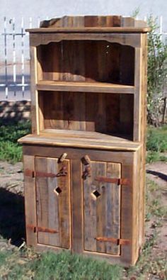 Rustic Hutch                                                                                                                                                                                 More Strange Furniture, Rustic Hutch, Small Pallet, Pallet Kitchen, Woodwork Ideas, Rustic Woodworking, Rustic Shelf, Barn Wood Projects, Guest Cabin