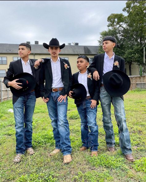 Chambelanes Outfits Quinceanera Vaquero, Quinceanera Court Outfits, Quinceanera Chambelanes Outfits, Western Quinceanera Ideas, Quince Court Outfits, Quince Chambelanes Outfits, Quinceanera Chambelanes, Chambelanes Outfits Quinceanera, Chambelan Outfits