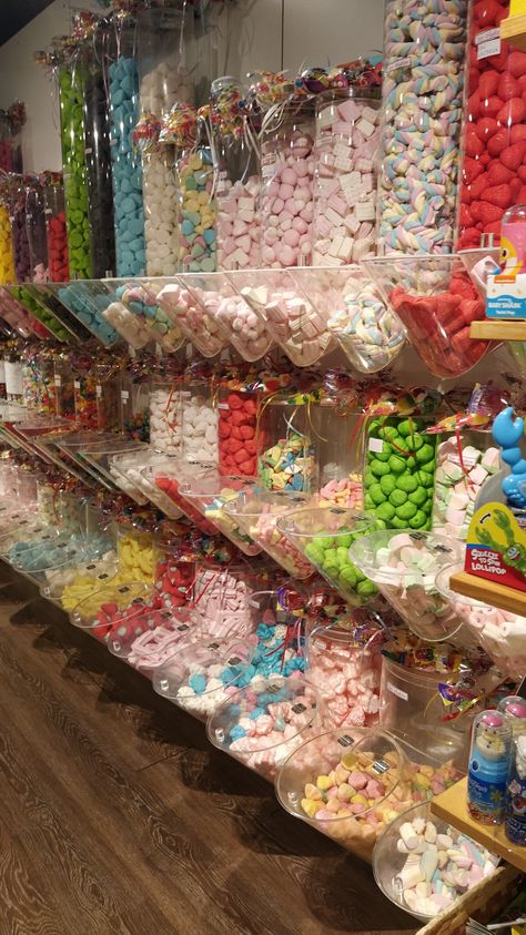 Marshmallow Paint, Candy Store Design, Ice Cream Display, Munchies Snacks, Edible Eyes, Starting A Coffee Shop, Candy Room, Candy Lady, Best Christmas Toys