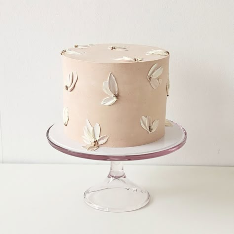 Beige Cake Aesthetic, Nude Color Cake, Brown And Gold Cake, Beige Birthday Cake, Beige Wedding Cake, Neutral Cakes, Dior Cake, Beige Cake, Birthday Thoughts