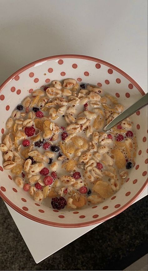 bowl breakfast aesthetic Sereal Sarapan Aesthetic, Bowl Of Cereal Aesthetic, Breakfast Cereal Aesthetic, Weetabix Bowl, Cereal Breakfast Aesthetic, Cereals Aesthetic, Cereal Bowl Aesthetic, Making Breakfast Aesthetic, Breakfast Aesthetic Mornings