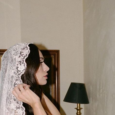 Irish Wedding Veil, Ways To Wear Veil, Mantilla Aesthetic, Italian Lace Veil, Virgin Mary Veil, Face Covering Veil, Mantilla Veil Hairstyle, Veil Aesthetic, Veiled Bride