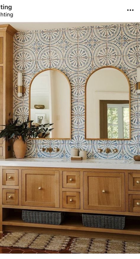 Wood Bathroom Backsplash, Spanish Bathroom, House Flipping, Bad Inspiration, Spanish Style Home, Spanish Style Homes, Dream House Interior, House Bathroom, Dream House Decor