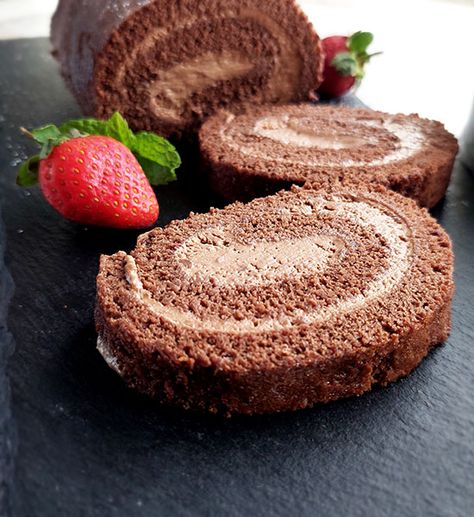 Chocolate Swiss Cake Roll, Chocolate Sponge Cake Roll, Chocolate Jelly Roll Cake Easy, Rolled Chocolate Cake, Easy Chocolate Swiss Roll Cake, Chocolate Roll Recipe Easy, Chocolate Roll With Cream Cheese Filling, Roulade Cake Recipe, Swiss Roll Cake Filling