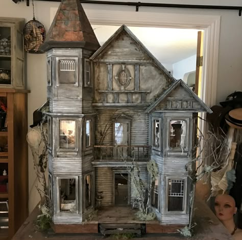 Abandoned dollhouses by Juli Steel, a self-taught assemblage artist from Texas who goes by the alias of @TwistedCopperForest. Halloween Haunted House Diy, Halloween Doll House, Spooky Dollhouse, Haunted Doll House, Halloween Dollhouse, Haunted House Diy, Halloween Houses, Dollhouse Halloween, Baba Jaga