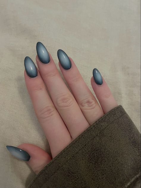 Center Gradient Nails, Earth Nails Acrylic, Circle Gradient Nails, Grey Nails Ideas Short, Blue And Grey Nail Ideas, Almond Acrylic Nails Designs Winter, Nails Degrade, Blue Gray Nails, Nails Blue Gradient