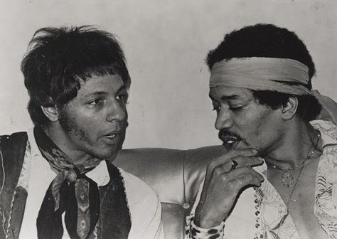 Jimi Hendrix with Arthur Lee (Love)- 1960s Californian psychedelic garage rock Band. Arthur Lee, Isley Brothers, Electric Ladyland, Jimmy Hendrix, Blue Soul, 1970s Art, Art Guitar, Jimi Hendrix Experience, Dangerous Minds