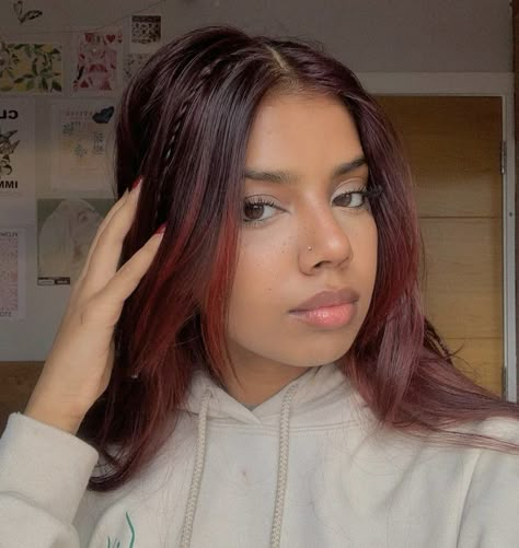 Dyed Hair For Indian Women, Hair Colour Ideas For Fair Skin, Indian With Red Hair, Hair Dye Ideas Brown Skin, Red Hair Inspo Highlights, Brown Girls With Red Hair, Cherry Coke Hair On Brown Skin, Indian Red Hair, Red Hair Indian Skin