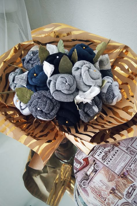 Socks Bouquet For Men, Bouquet For Man Gift Ideas, Socks Bouquet, Bucket Flowers, Man Bouquet, Diy Photo Book, Gift Box Ideas, Birthday Gift Baskets, Diy Photo