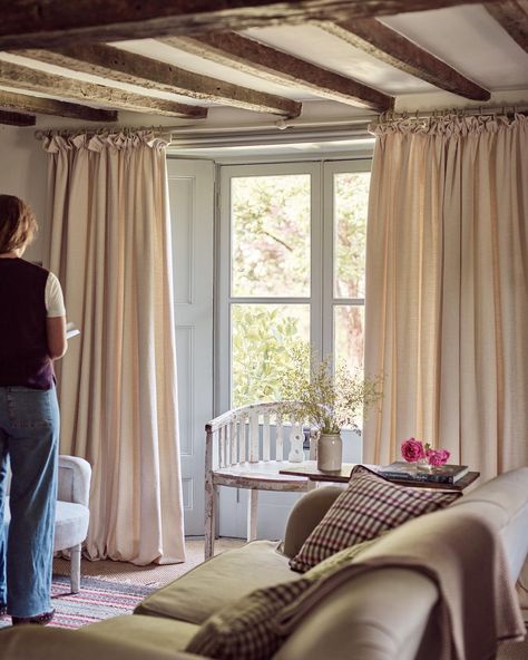 Curious about the different curtain headers you can have? ✨ One of our most popular headers, is our 5cm Cottage Pleat. It gathers and ruffles up to stick a little above your pole to give a beautiful relaxed look… Seen here in our Off White Cove, with a Supersoft lining ✨ Want to know more on how to get the look in your home? Drop us a line madetomeasure@torimurphy.com #torimurphy #torimurphytextiles #torimurphycurtains #madetomeasure #madeinengland #windowdressing Curtain Cove, 1930 Home, Cafe Rod, Cottage Curtains, Natural Curtains, Modern Minimalist Decor, Oak House, Yellow Door, Blankets Throw