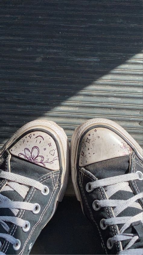 Converse Doodles, Converse Drawing, Doodle Shoes, Diy Converse, Graffiti Shoes, Alt Shoes, Converse Design, Grunge Shoes, Converse Aesthetic