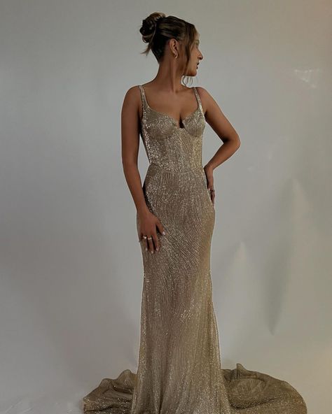 Sparkly Bridesmaids, Gold Dresses Long, Gold Sparkly Dress, Types Of Weddings, Gold Formal Dress, Short Bridal Dress, Wedding Guest Outfit Ideas, Sparkly Dresses, Formal Wedding Guest Dress