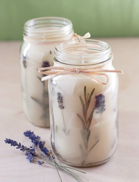 Pressed Herb Candles from Adventures in Making Wedding Candles Diy, Lavender Candles, Diy Candles Easy, Herb Candles, Soya Mumu, Buy Candles, Puffy Paint, Candle Craft, Candle Ideas