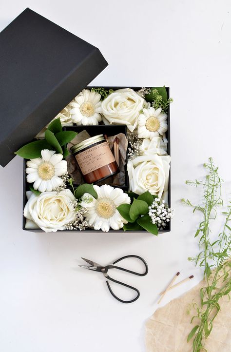 DIY boxed flowers tutorial | www.homeology.co.za Flower Box Tutorial, Bloom Box Flowers, Boxed Flowers, Box With Flowers, Box Arrangement, Bloom Box, Packaging Idea, Anniversaire Diy, Gifts Wrapping