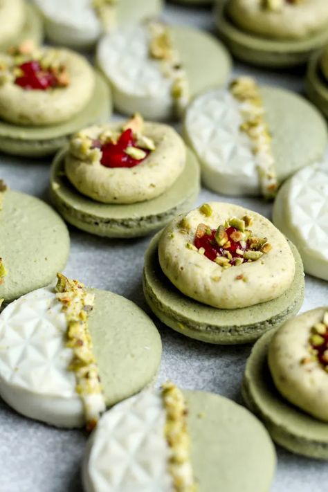 Pistachio Raspberry Macaron, Macaron Flavors Filling, Pretty Macarons, Pistachio And Raspberry, Pistachio Buttercream, Macaroons Flavors, Pistachio Macaron, Pistachio Raspberry, French Macaroon Recipes