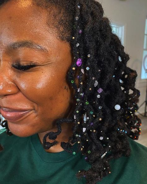 Loc Sprinkles Natural Hair, Crystals On Locs, Beaded Loc Styles, Hair Sprinkles On Locs, Sprinkle Locs, Cool Loc Styles, Beaded Locs Styles, Locs Sprinkle, Messy Loc Styles