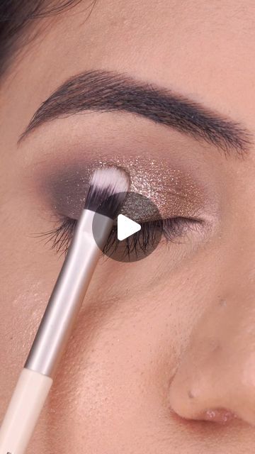 Simran Kaur | Beauty on Instagram: "Glam eye makeup tutorial ❤️  Navratri and Durga Puja are just around the corner so I created this quick glam eye makeup look using @milagro.beauty brushes 🥰 Love using their brushes so much, they make blending so much easier. What do you think of this look?🥰  #wakeupandmakeup #eyeliner #eyemakeup #makeuptutorial #glittermakeup Eye makeup tutorial, eyeliner, smokey eye, makeup video, step by step makeup, hooded eye makeup, glitter eye makeup, bridal eye makeup, huda beauty" Eyeliner Smokey Eye, Glam Eye Makeup Tutorial, Smokey Eye Makeup Video, Makeup Glitter Eyeshadow, Daytime Smokey Eye, Eyeliner Smokey, Simran Kaur, Glam Eye Makeup, Tutorial Eyeliner