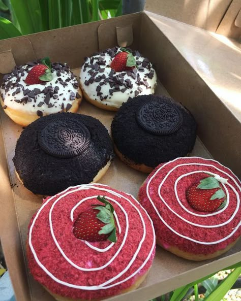 Donat Glaze, Donut Boxes, Aesthetic Candy, Product Packaging Ideas, Picnic Business, Donut Decorating Ideas, Donut Ideas, Donut Cake, Ice Cream Drinks