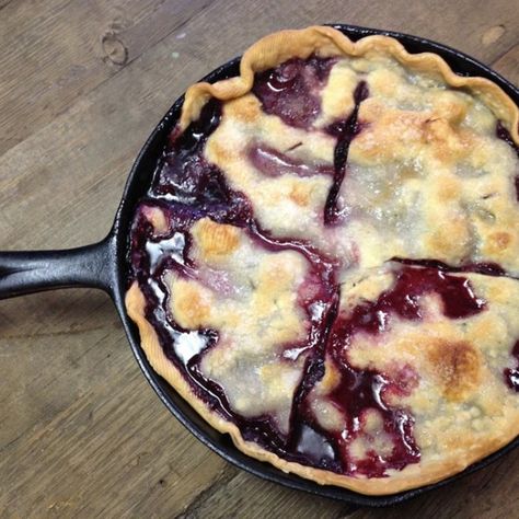 Skillet Blackberry Cobbler Apple Crepes, Blackberry Cobbler Recipe, Blackberry Pie, Blackberry Recipes, Berry Cobbler, Blackberry Cobbler, Refrigerated Pie Crust, Coffee Cake Recipe, Iron Skillet Recipes