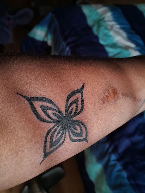 Suzumebachi Tattoo, Bleach Tattoos Anime, Anime Elbow Tattoo, Bleach Tatoos Ideas, Zanpakuto Tattoo, Anime Tattoos Bleach, Matching Tattoos Anime, Bleach Tattoo Design, Bankai Tattoo