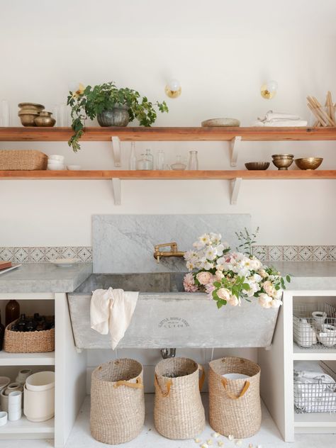 Flower Studio Interior, Katie Leclercq, Potting Room, Flower Shed, Floral Office, Kitchen Country, Grow Room, Farmhouse Inspiration, Mud Rooms