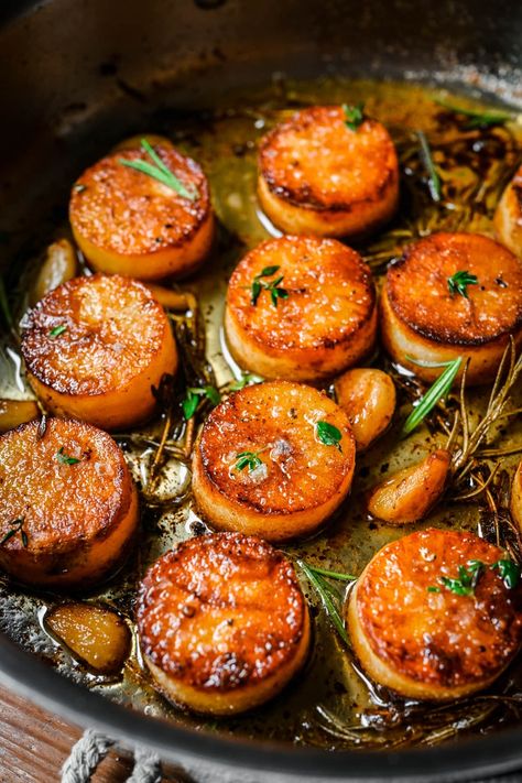 These Fondant Potatoes (aka melting potatoes) are absolutely out of this world delicious! They’re definitely a special occasion type of recipe, but 100% worth the effort. They're seared and then baked until perfectly golden and tender. Dates Snacks, Roasted Breakfast Potatoes, Christmas Potatoes, Melting Potatoes, Potato Calories, Fondant Potatoes, Crowded Kitchen, Potatoe Recipes, Delicious Sides