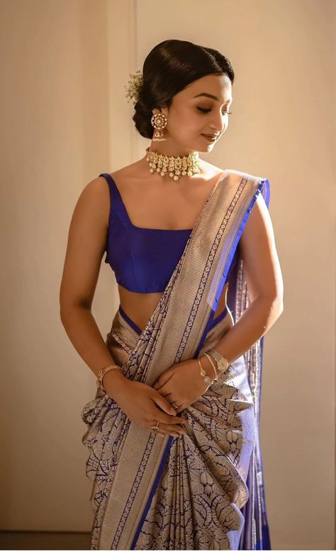 Modern Lehenga Blouse Designs, Saree Drapes Modern, Modern Saree Drape, Saree Drape Ideas, Modern Saree Jacket Designs, Modern Blouse Designs Saree, Casual Saree Look, Modern Saree Look, Saree Draping Styles Modern