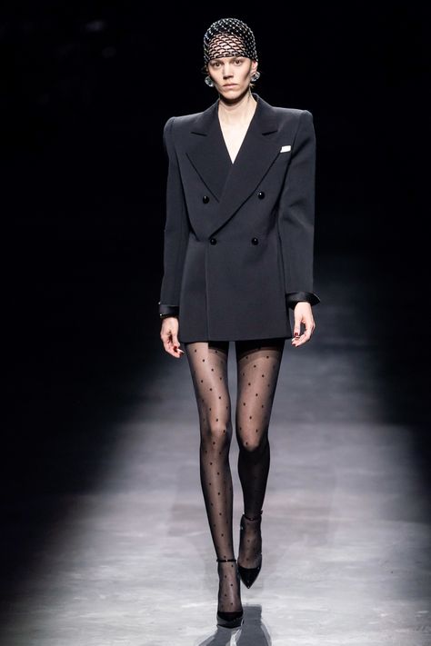 Saint Laurent Fall 2019 Ready-to-Wear Fashion Show - Vogue Fall2023 Trends, Haute Couture Style, Global Dress, Couture Mode, Paris Woman, Black Suit, Mode Inspo, Fashion Show Collection, Style Chic