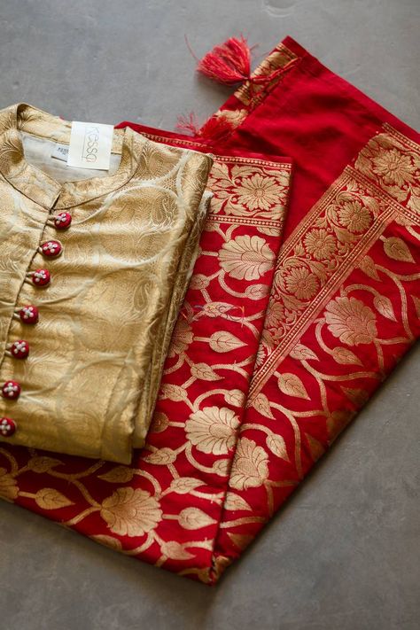 Red Banarsi kattan dupatta Red Banarsi Dupatta Suits Style, Neck Designs For Banarsi Suits, Red Duppata Contrast Suit, Red Banarsi Suit, Banarasi Dupatta Suits Party Wear, Banarsi Dupatta Suits Style, Banarsi Dupatta Suits, Red Dupatta Combination Suit, Banarsi Kurti Designs Latest