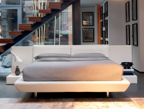 Idee - Quando e perché posizionare un letto centro stanza - DIOTTI.COM Modern Double Beds, Creative Beds, Letto King Size, Modern Upholstered Beds, Platform Bed Designs, Small Bedroom Layout, Minimalist Bed, Bedroom Trends, Lit King Size