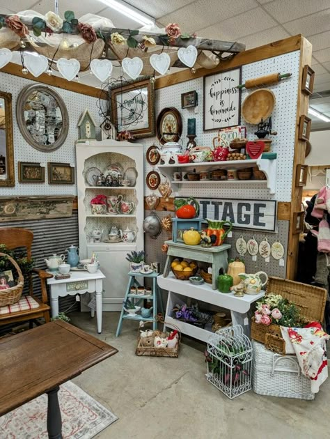 Resale Store Displays, Flea Market Booth Ideas Indoor, Antique Booth Set Up Ideas, Setting Up Antique Booth Display Ideas, Peddlers Mall Booth Ideas, Vintage Booth Display Ideas Vendor, Flea Market Booth Set Up, Flea Market Booth Display Ideas, Antique Booth Design