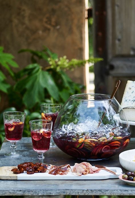 Classic Spanish Sangria | If you have some cold sparkling water in the fridge, you can assemble a pitcher of this refreshing sangria in a matter of minutes. Spanish Dinner Party, Sangria Punch, Paella Party, Spanish Dinner, Spanish Party, How To Make Sangria, Tapas Party, Decorações Com Comidas, Diy Drinks