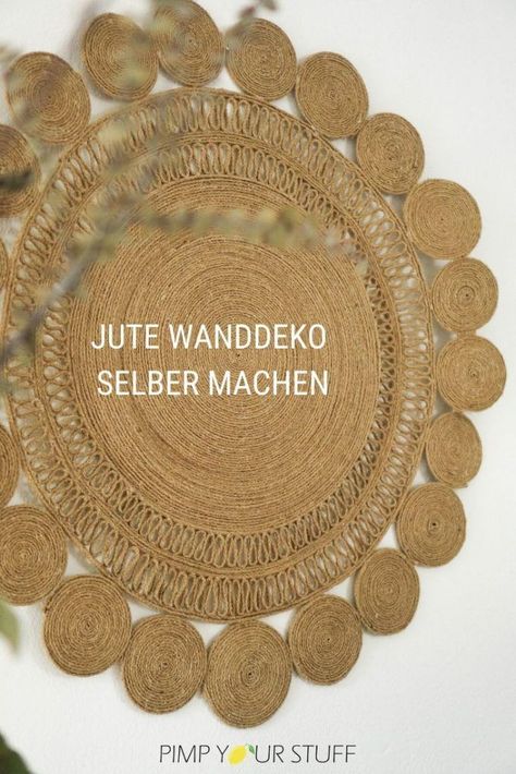 Boho Jute Wanddeko selber machenRunden Boho Jute Teppich selber machenDieser DIY Teppich passt in jedes Zimmerals Outdoor Teppich und auch als WanddekoMan kann statt Jute auch Sisal oder ein anderes Seil verwenden. Diy Boho, Diy Upcycling, Diy Interior, Home Art, Diy And Crafts, Macrame, Shabby Chic, Spa, Macramé